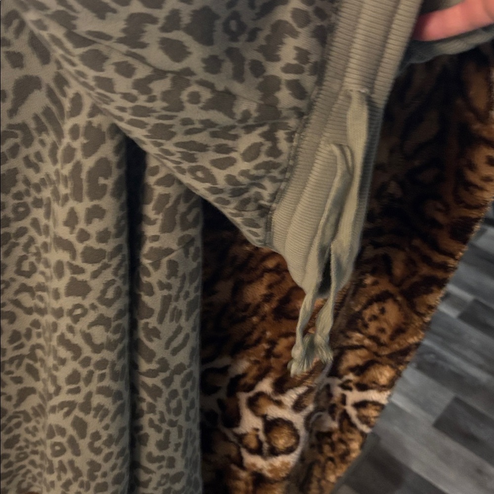 American Eagle Sweatpants / And Sweat shirt
Both New - Picture 8 of 8